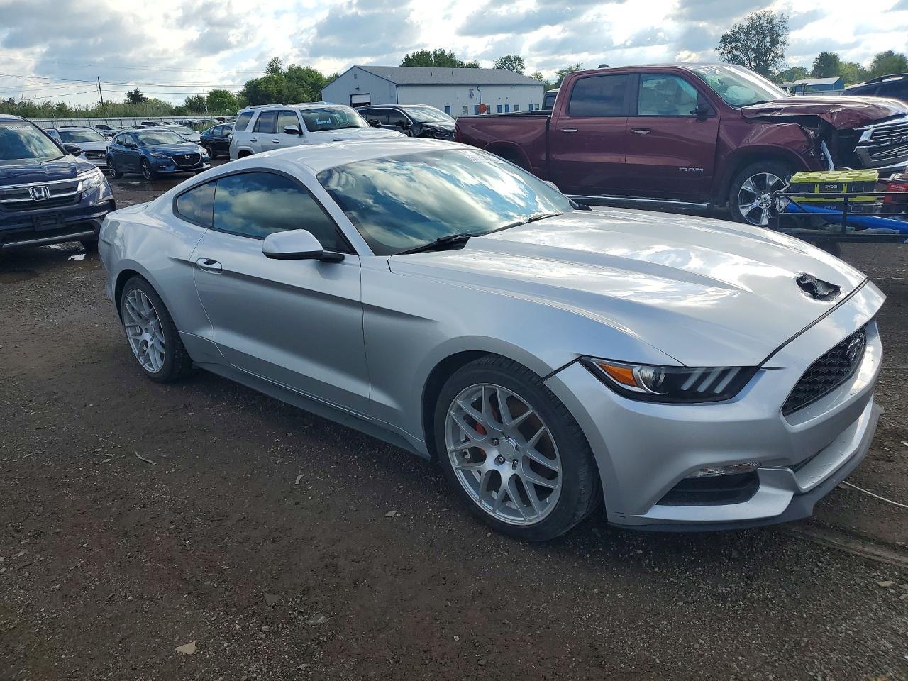 2017 Ford Mustang - zdjęcie 4