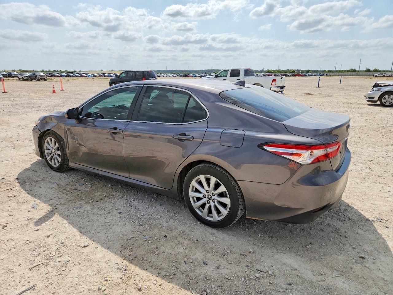 2019 Toyota Camry Le - zdjęcie 2
