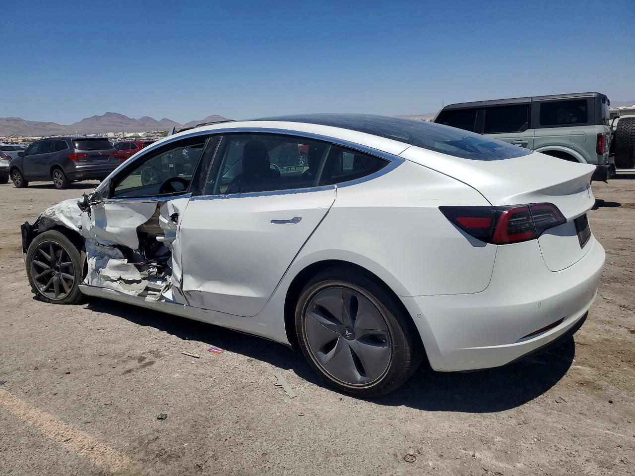 2020 Tesla Model 3 - zdjęcie 2