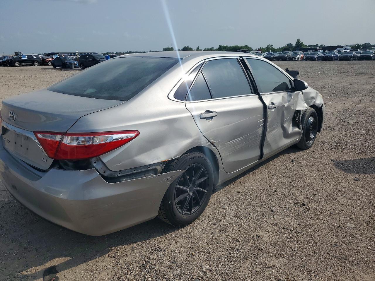 2015 Toyota Camry Le - zdjęcie 3