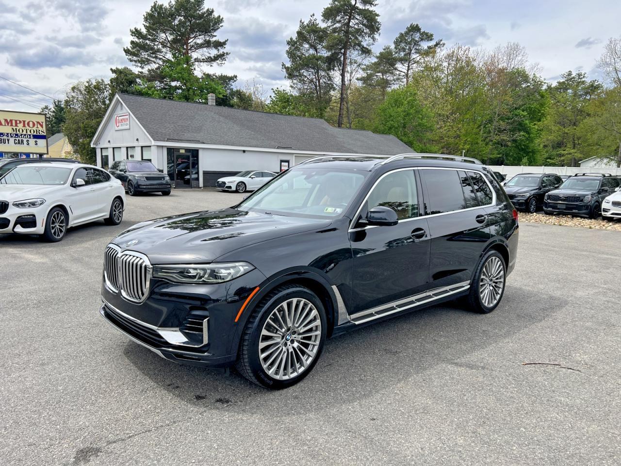 2021 BMW X7 xDrive40I - zdjęcie główne