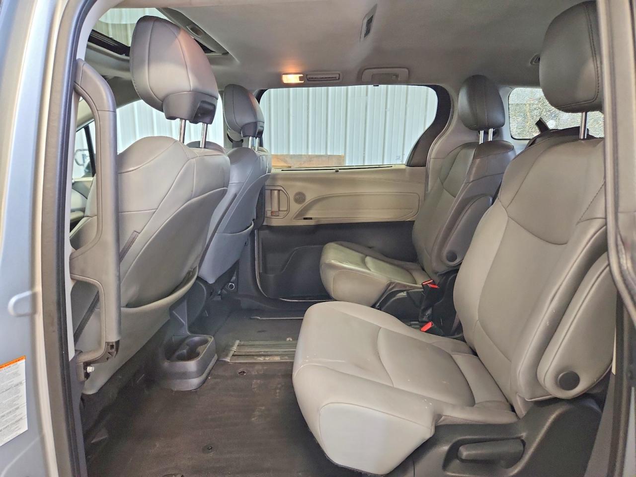 2022 Toyota Sienna Xle - zdjęcie 11