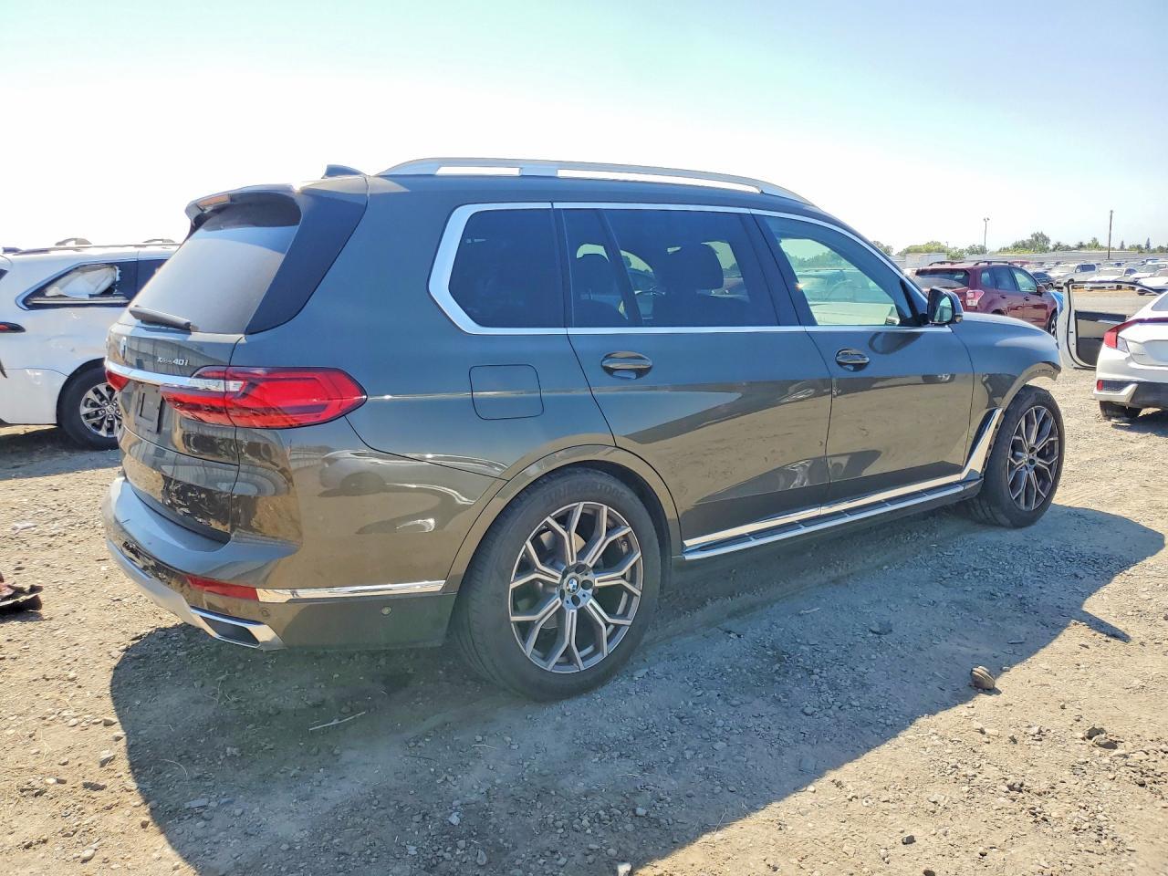2021 BMW X7 xDrive40I - zdjęcie 3