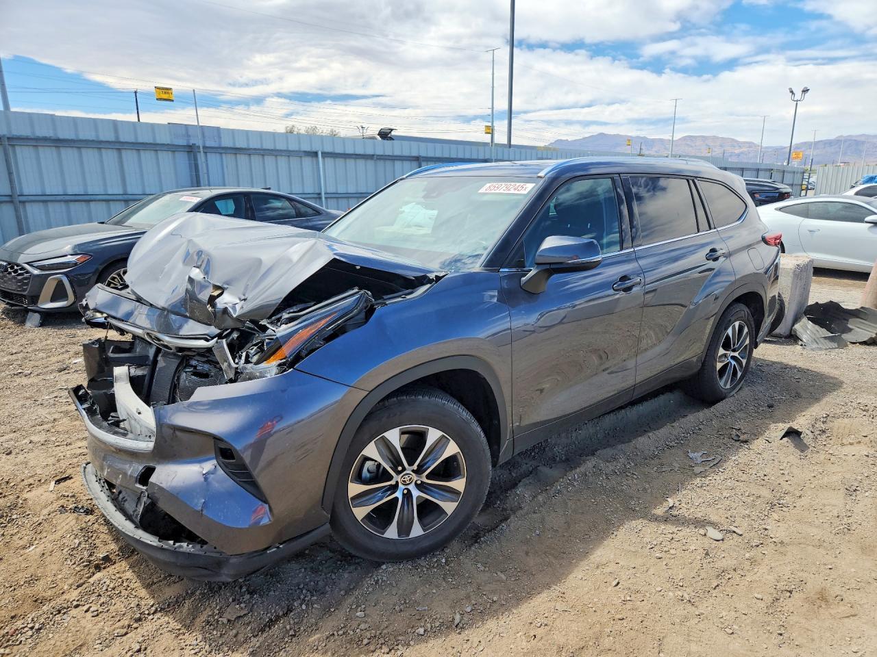 2021 Toyota Highlander Xle - zdjęcie główne