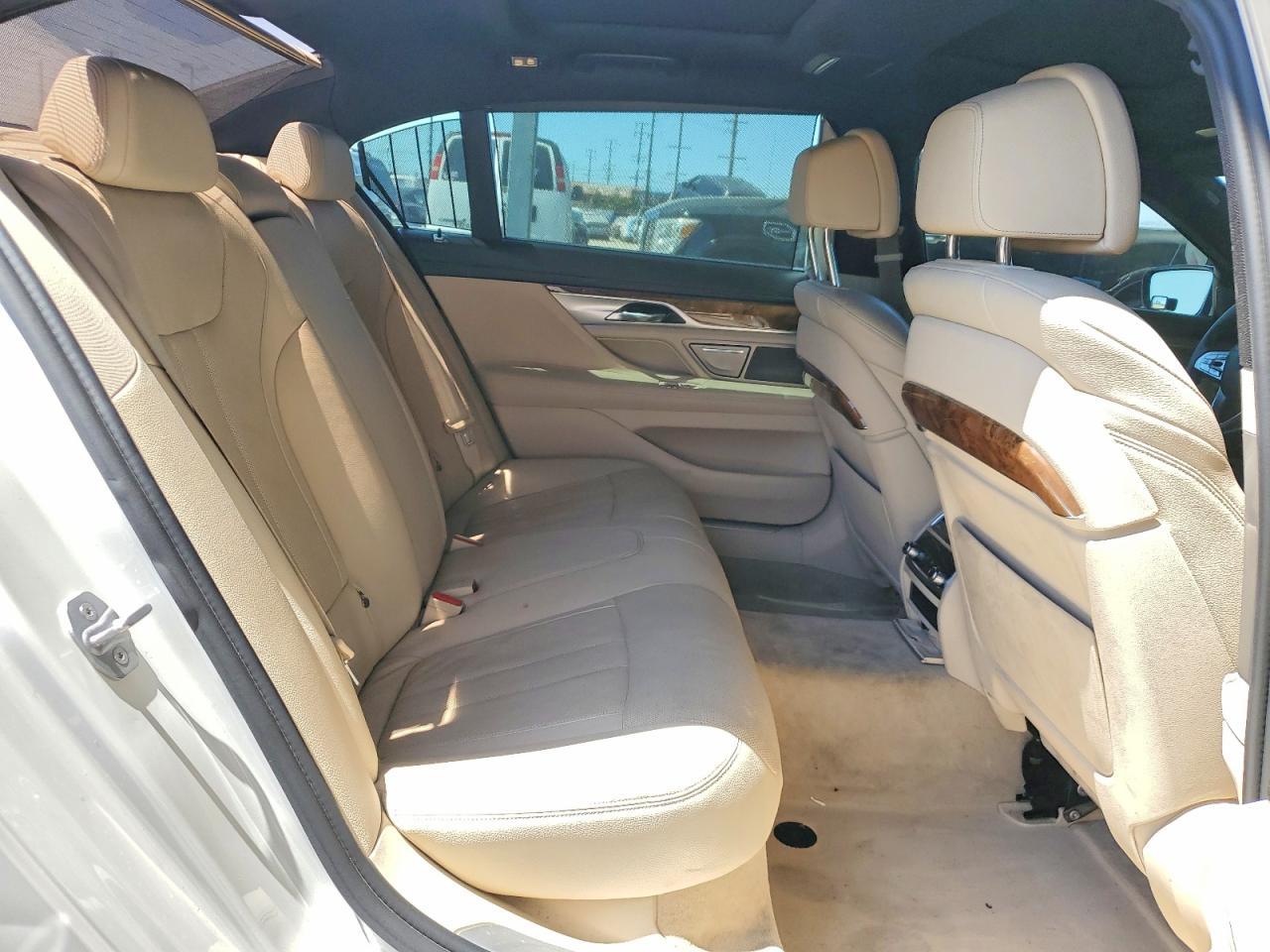 2016 BMW 740 I - zdjęcie 10