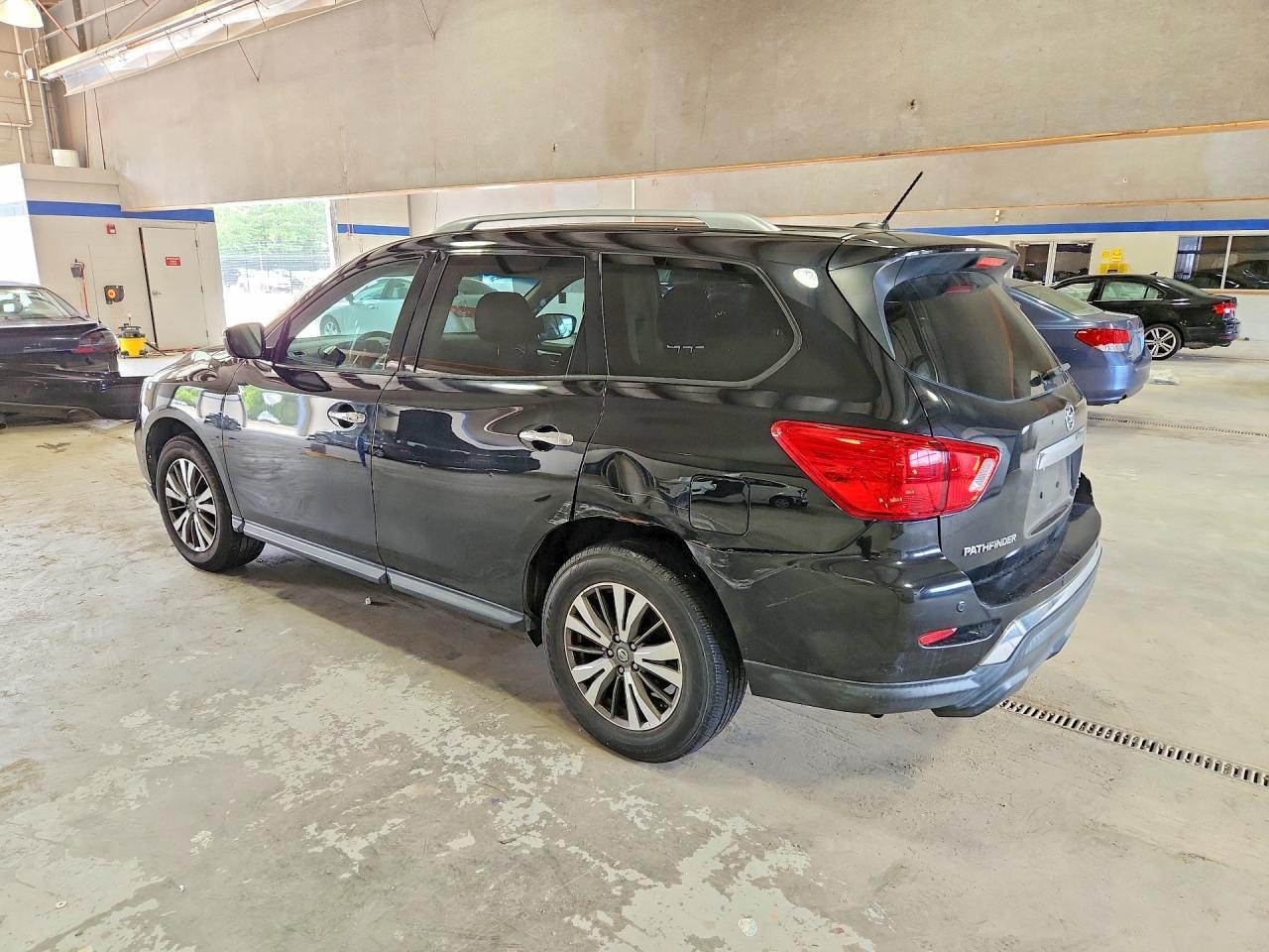 2017 Nissan Pathfinder Sv - zdjęcie 2