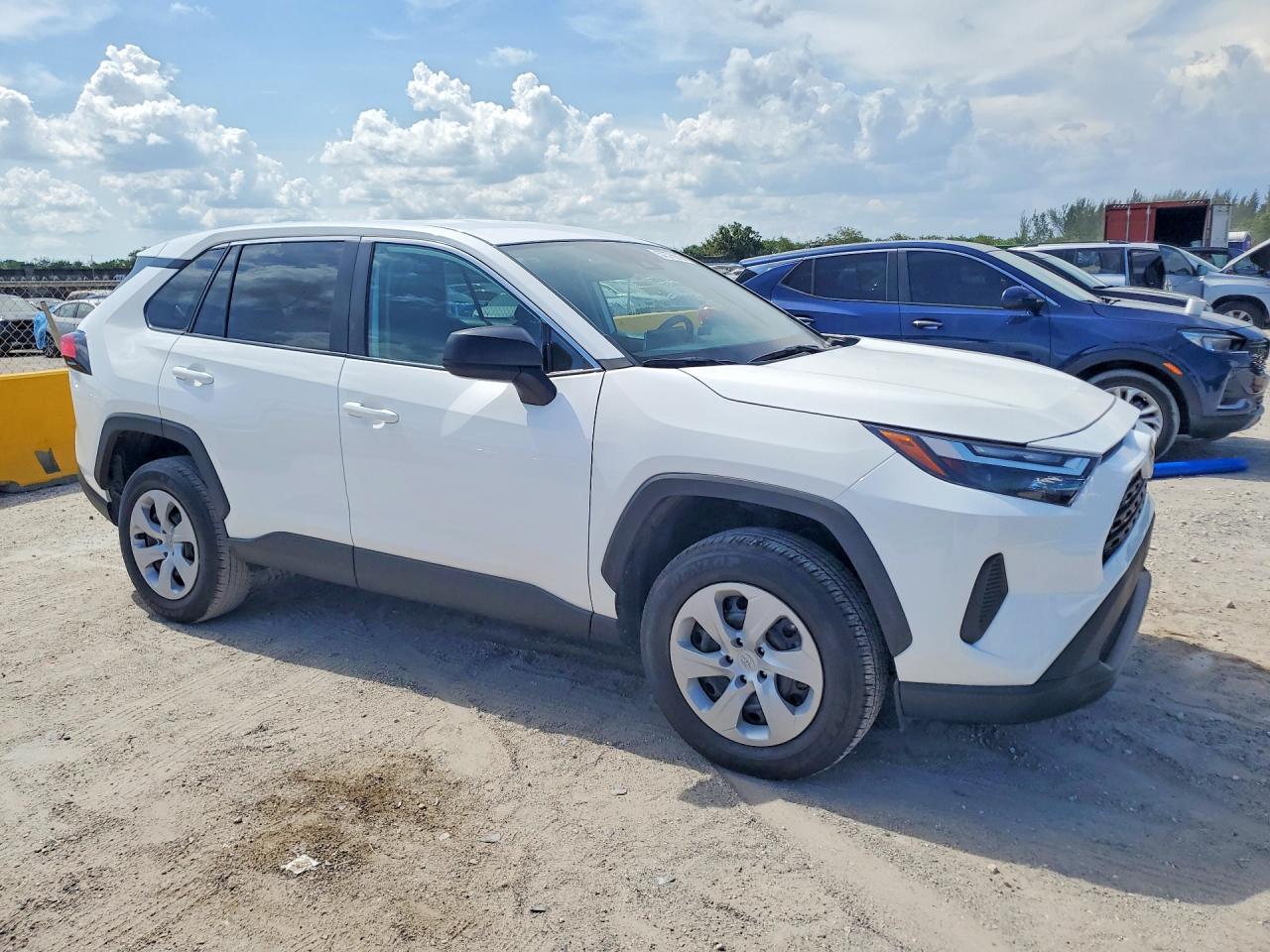 2025 Toyota Rav4 Le - zdjęcie 4