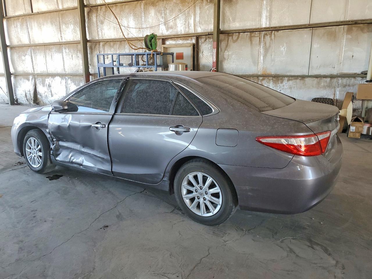 2015 Toyota Camry Le - zdjęcie 2