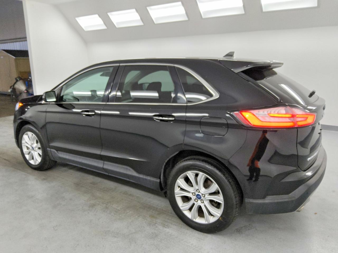 2022 Ford Edge Titanium - zdjęcie 2