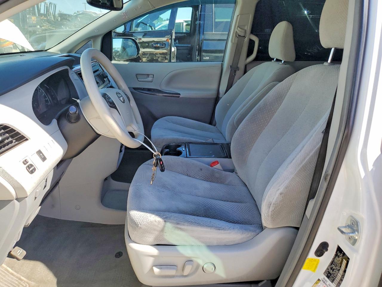 2013 Toyota Sienna Le - zdjęcie 7