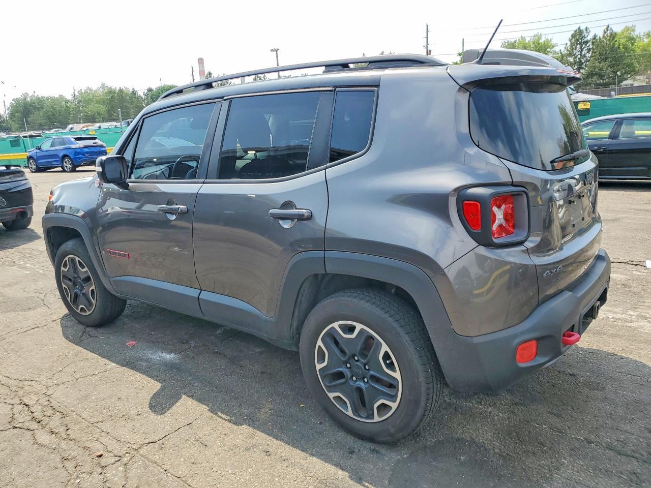 2016 Jeep Renegade Trailhawk - zdjęcie 2