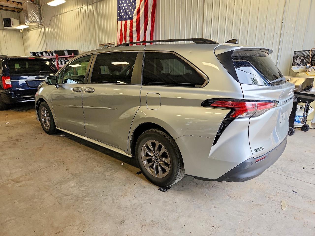2022 Toyota Sienna Xle - zdjęcie 2