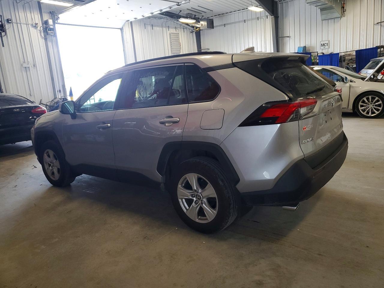 2021 Toyota Rav4 Xle - zdjęcie 2