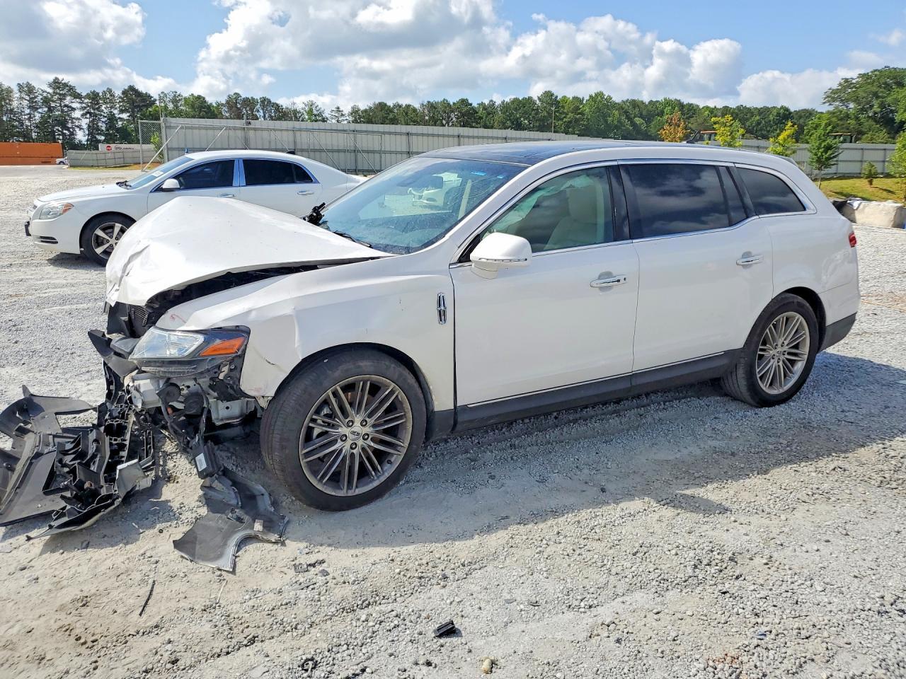 2019 Lincoln Mkt - zdjęcie główne