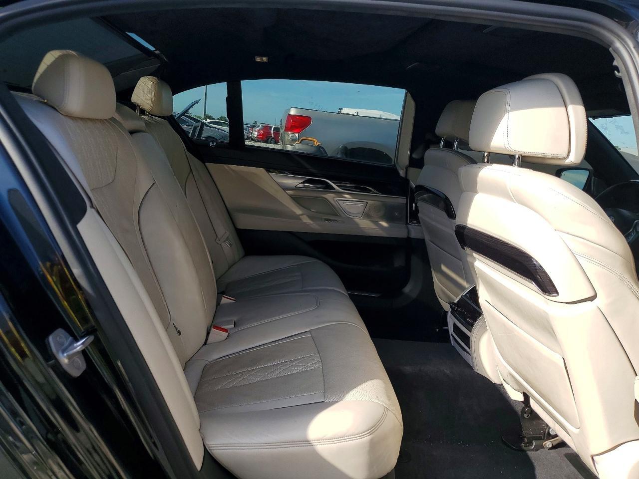 2016 BMW Seria 7 750i - zdjęcie 10