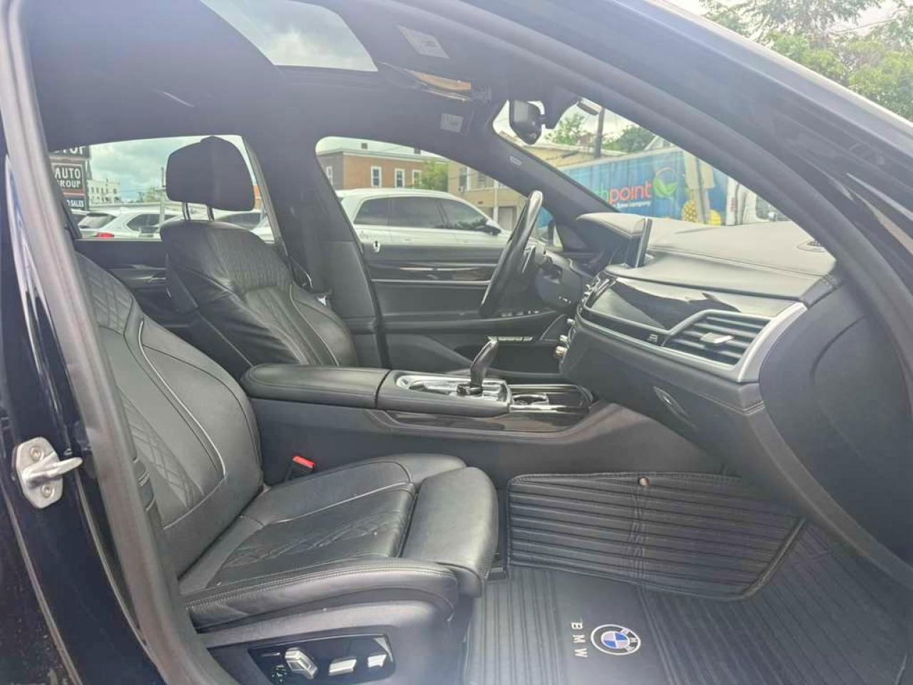 2018 BMW 750 Xi - zdjęcie 10