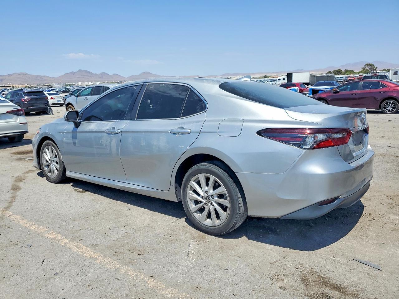 2021 Toyota Camry Le - zdjęcie 2