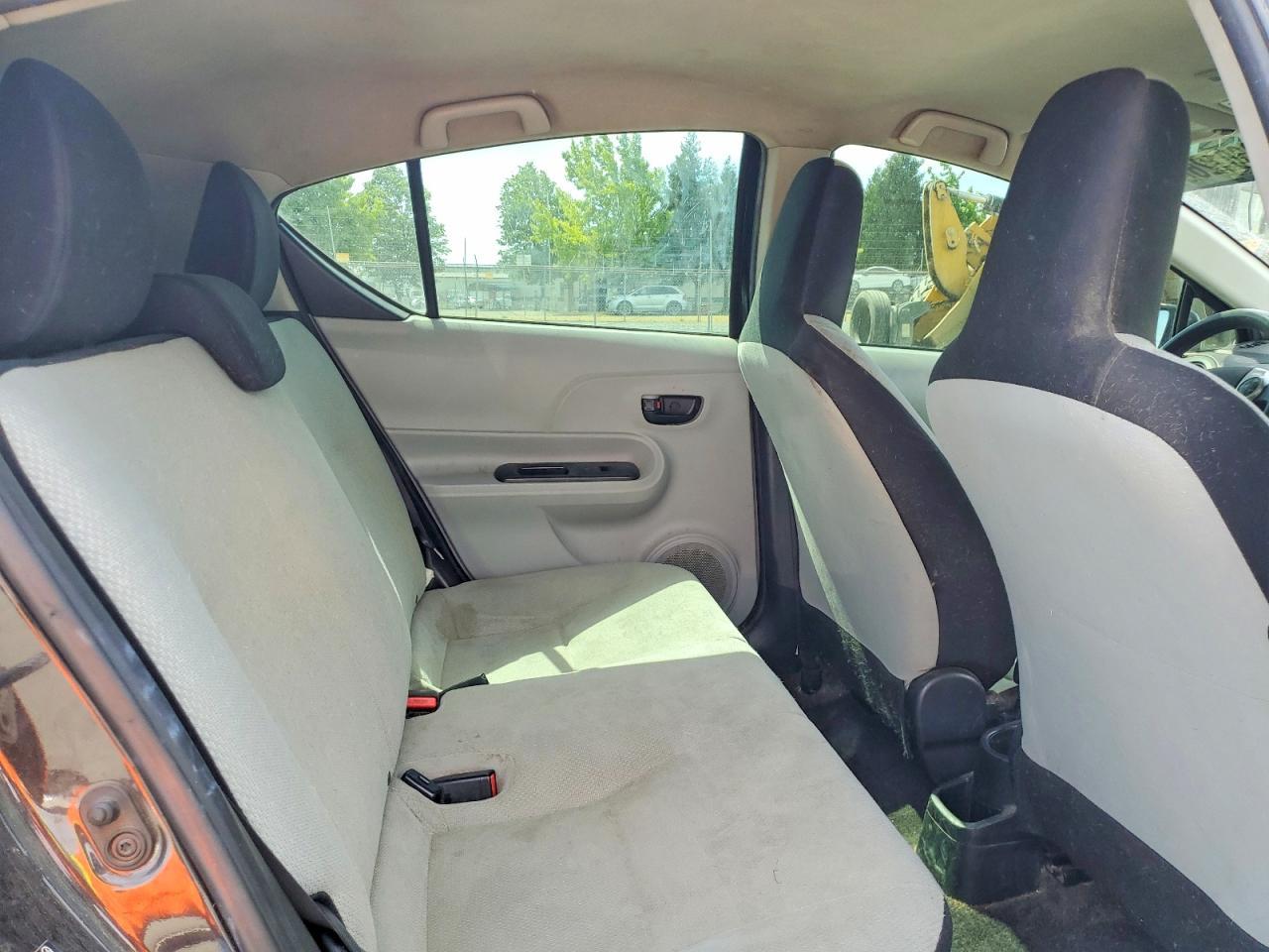 2014 Toyota Prius C One - zdjęcie 10