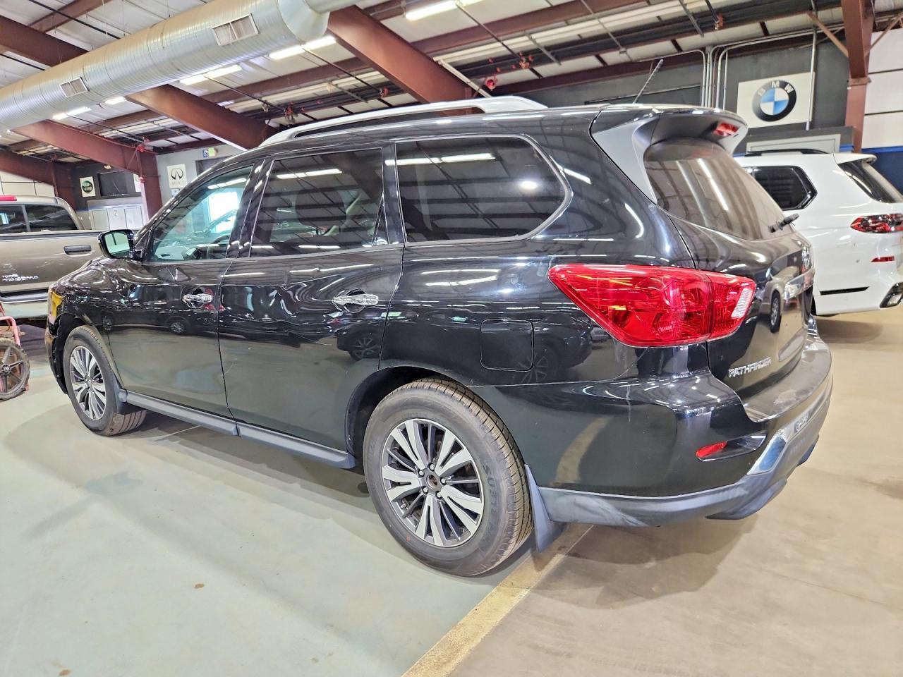 2017 Nissan Pathfinder S - zdjęcie 2