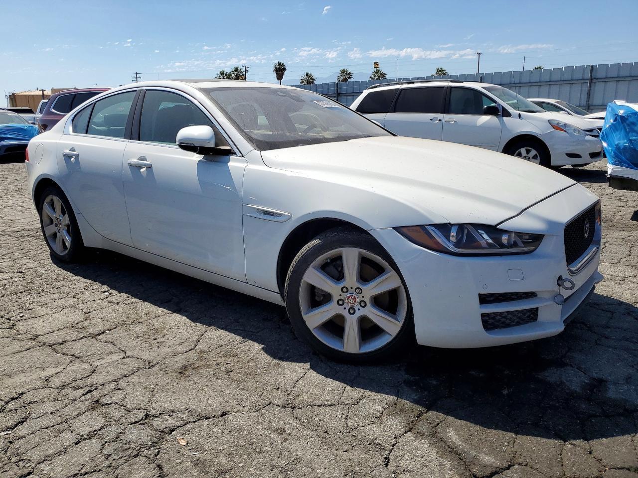 2017 Jaguar Xe Prestige - zdjęcie 4