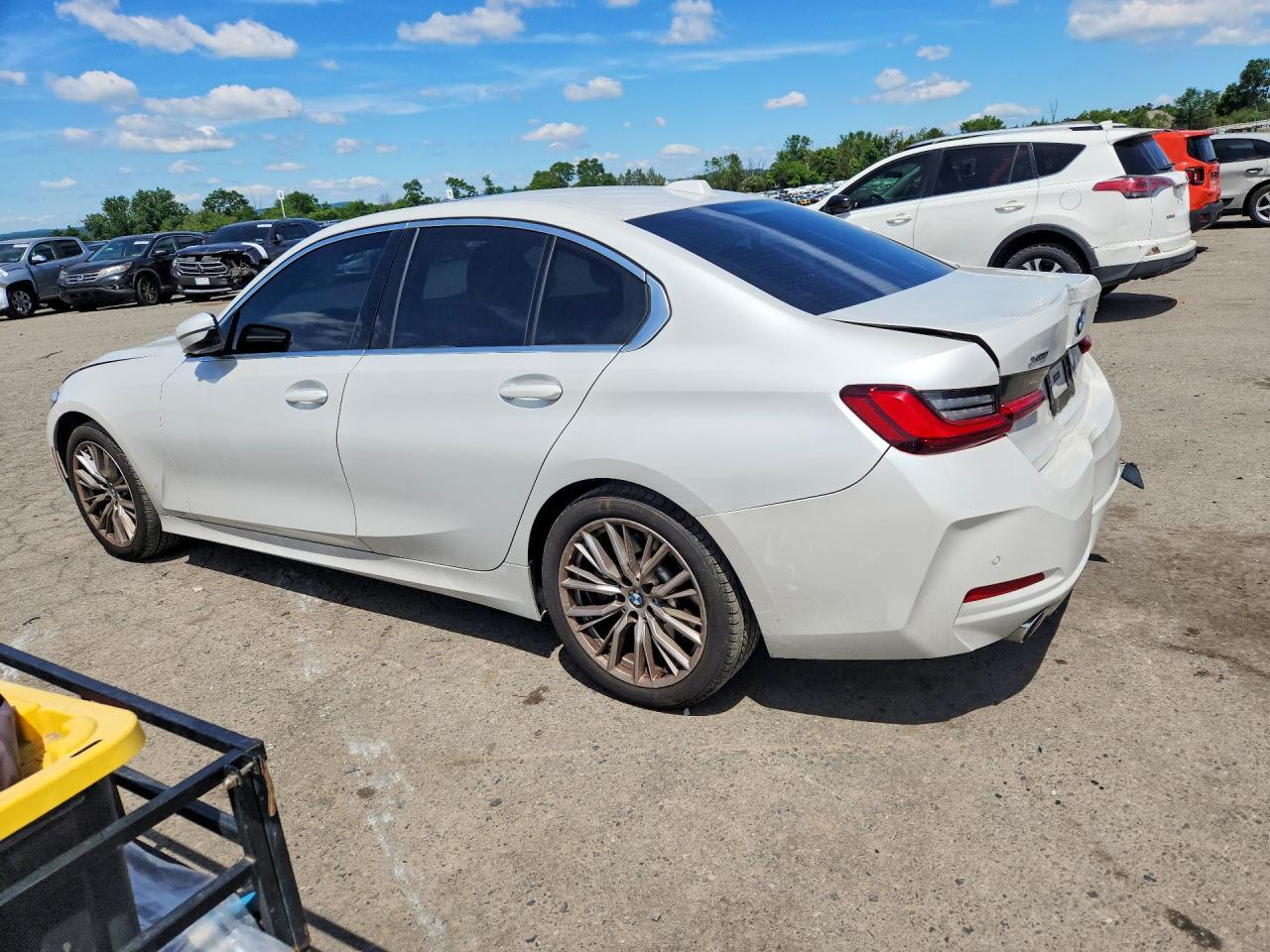 2024 BMW Seria 3 330i - zdjęcie 2
