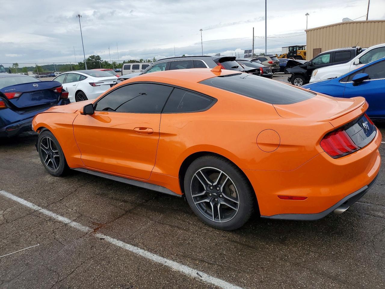 2021 Ford Mustang - zdjęcie 2