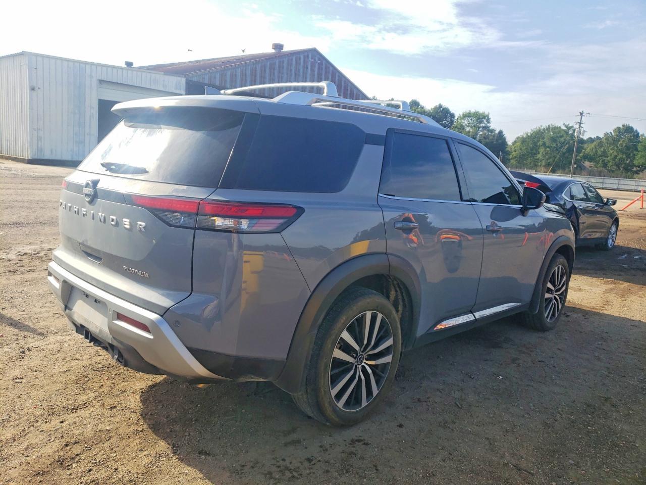 2025 Nissan Pathfinder Platinum - zdjęcie 3