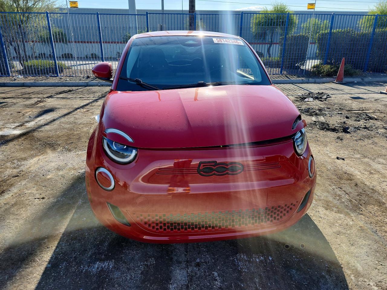 2024 Fiat 500 E Red - zdjęcie 5
