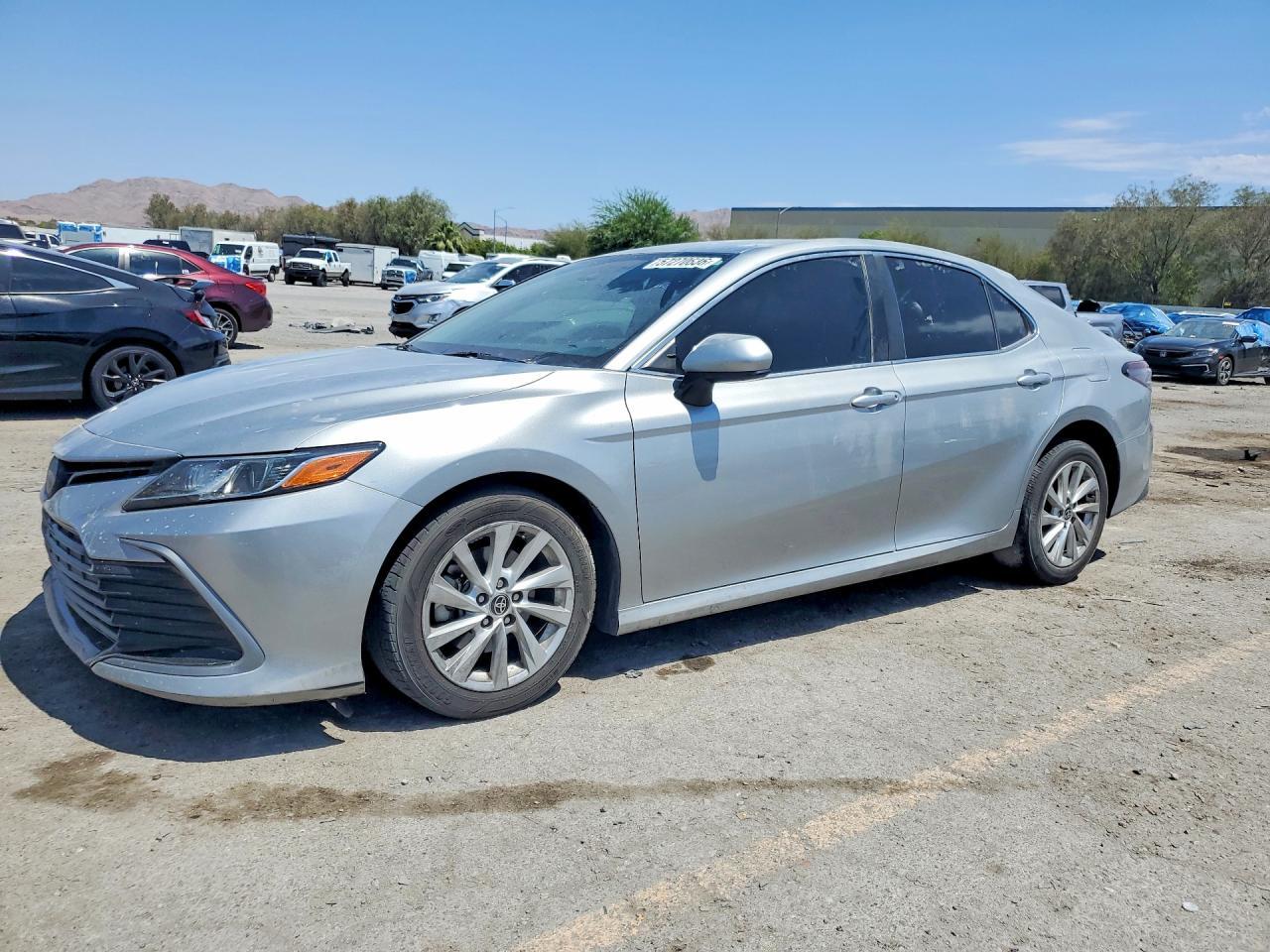 2021 Toyota Camry Le - zdjęcie główne