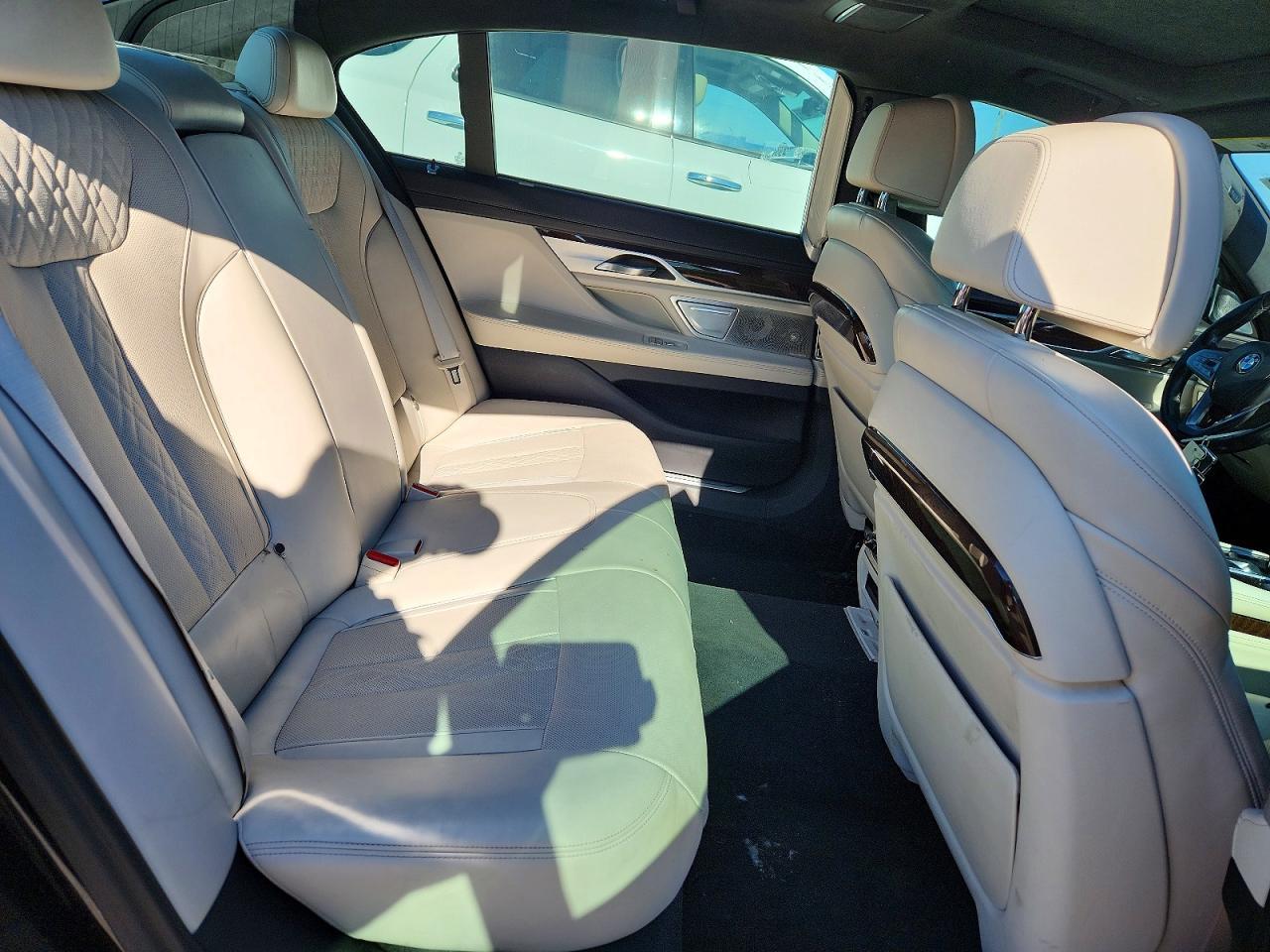 2018 BMW 750 I - zdjęcie 10