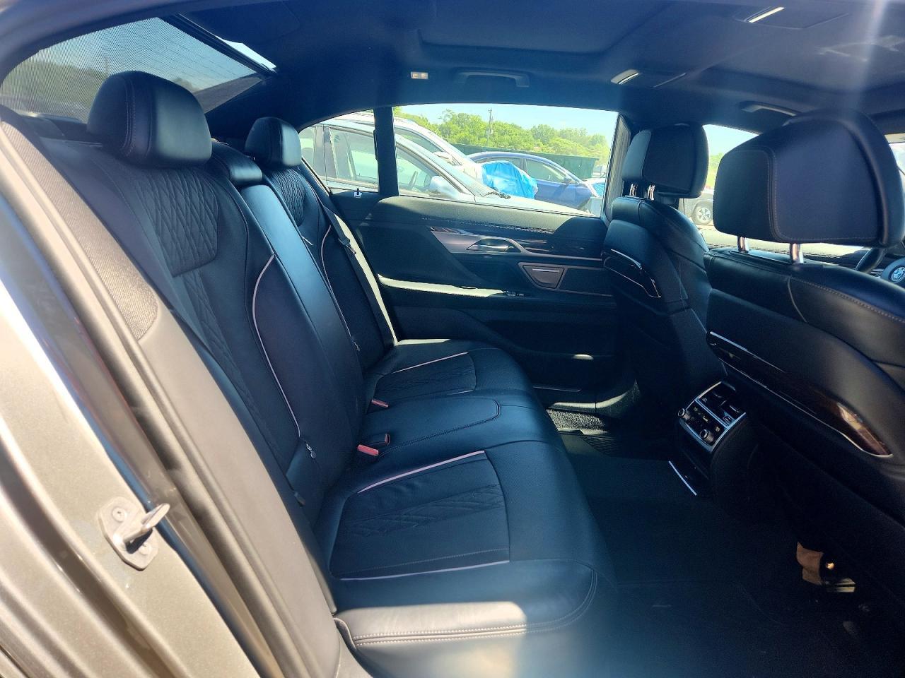 2021 BMW Seria 7 740i - zdjęcie 10