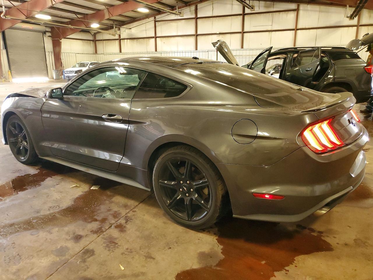 2020 Ford Mustang - zdjęcie 2