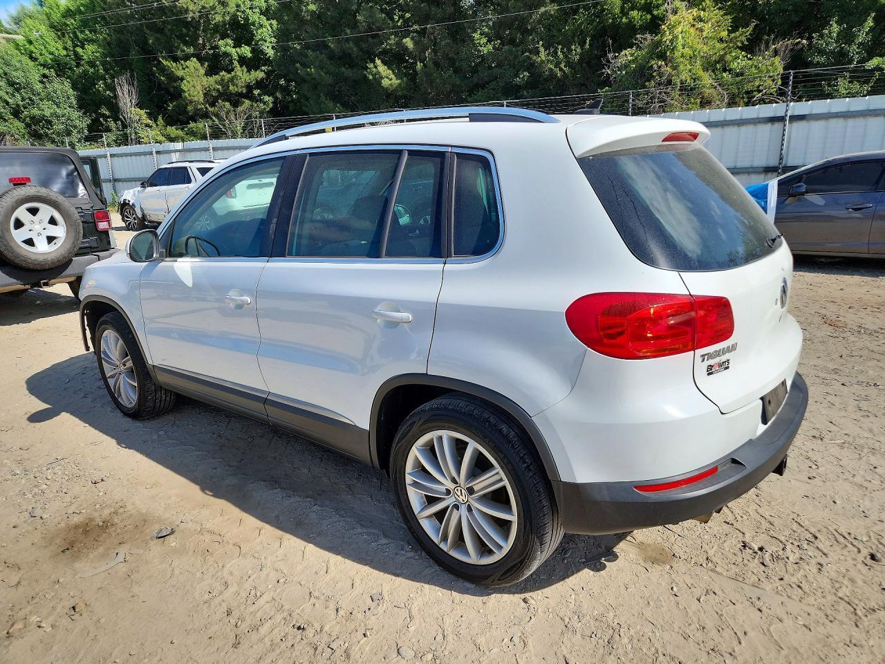 2014 Volkswagen Tiguan S - zdjęcie 2