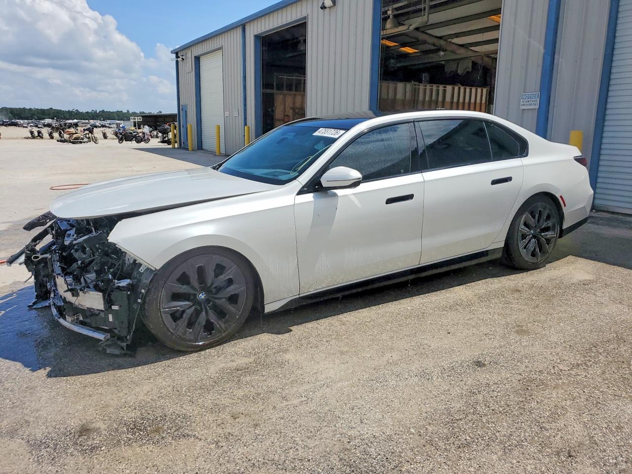 2023 BMW 760 Xi - zdjęcie główne