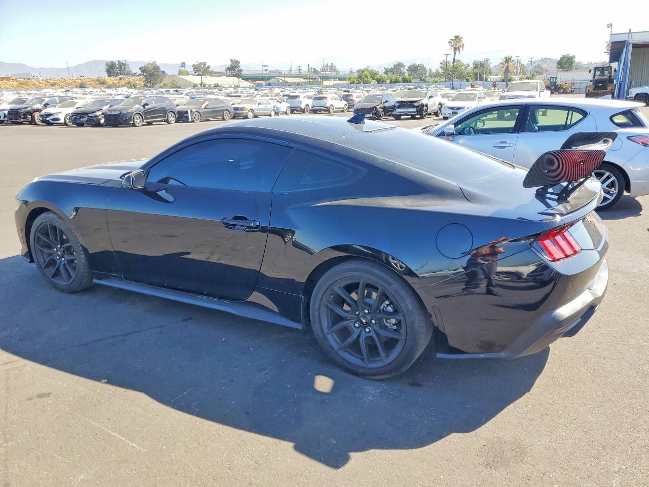 2024 Ford Mustang - zdjęcie 2