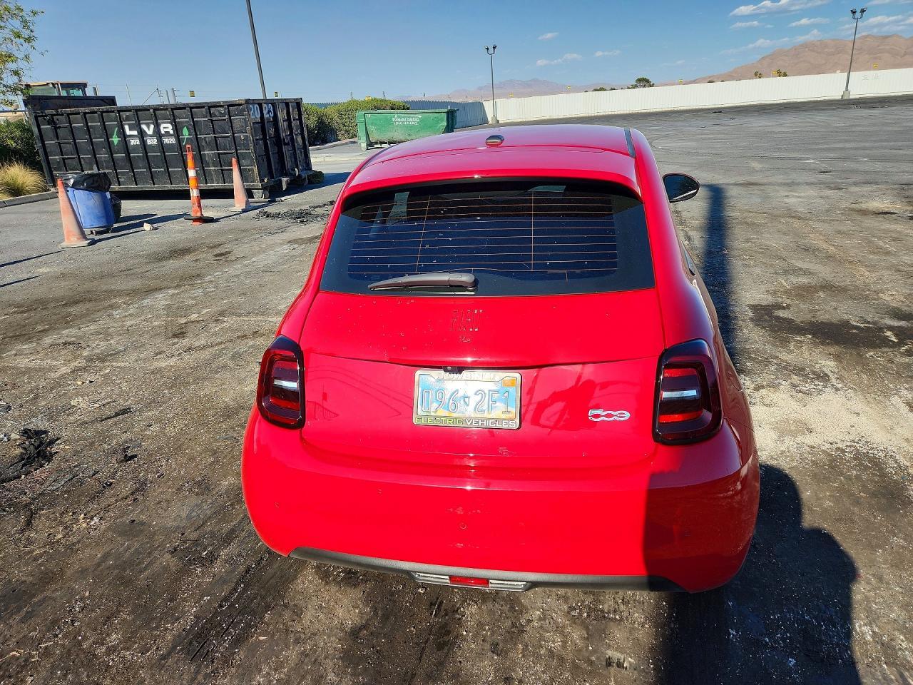 2024 Fiat 500 E Red - zdjęcie 6