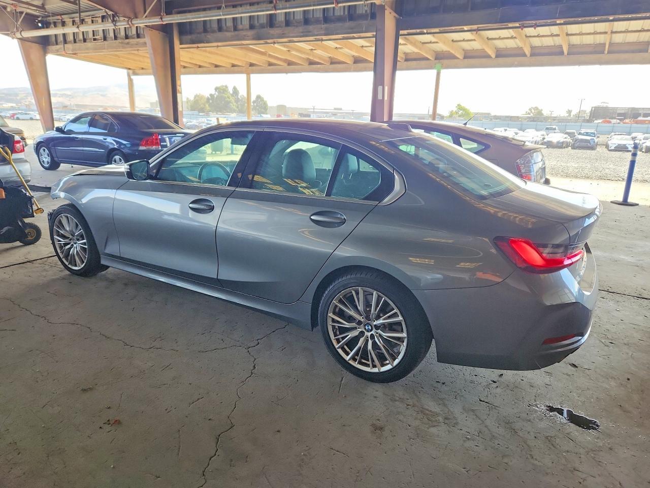 2024 BMW 330I - zdjęcie 2