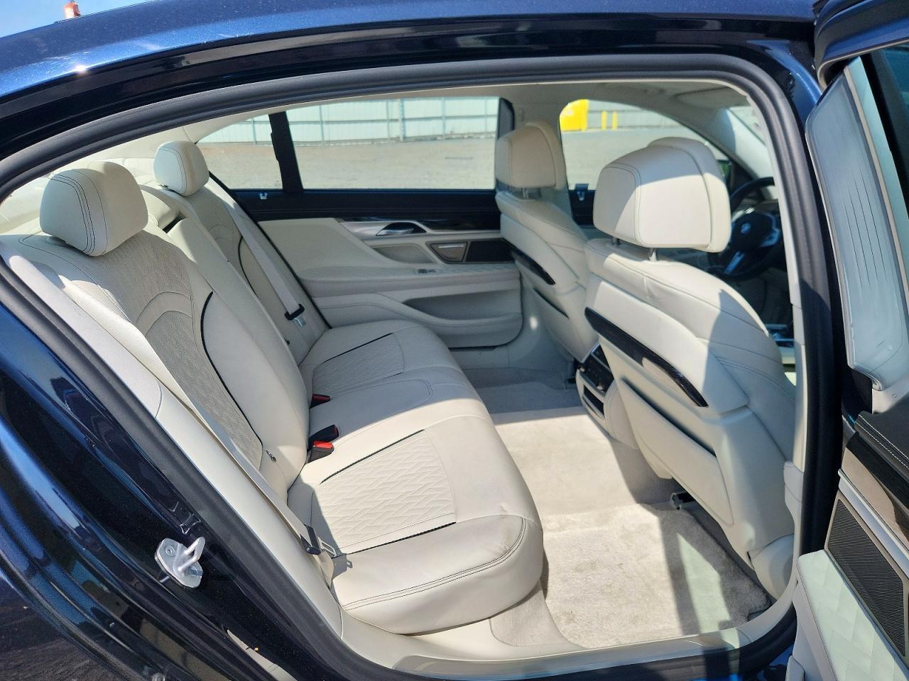 2021 BMW Seria 7 750i - zdjęcie 10