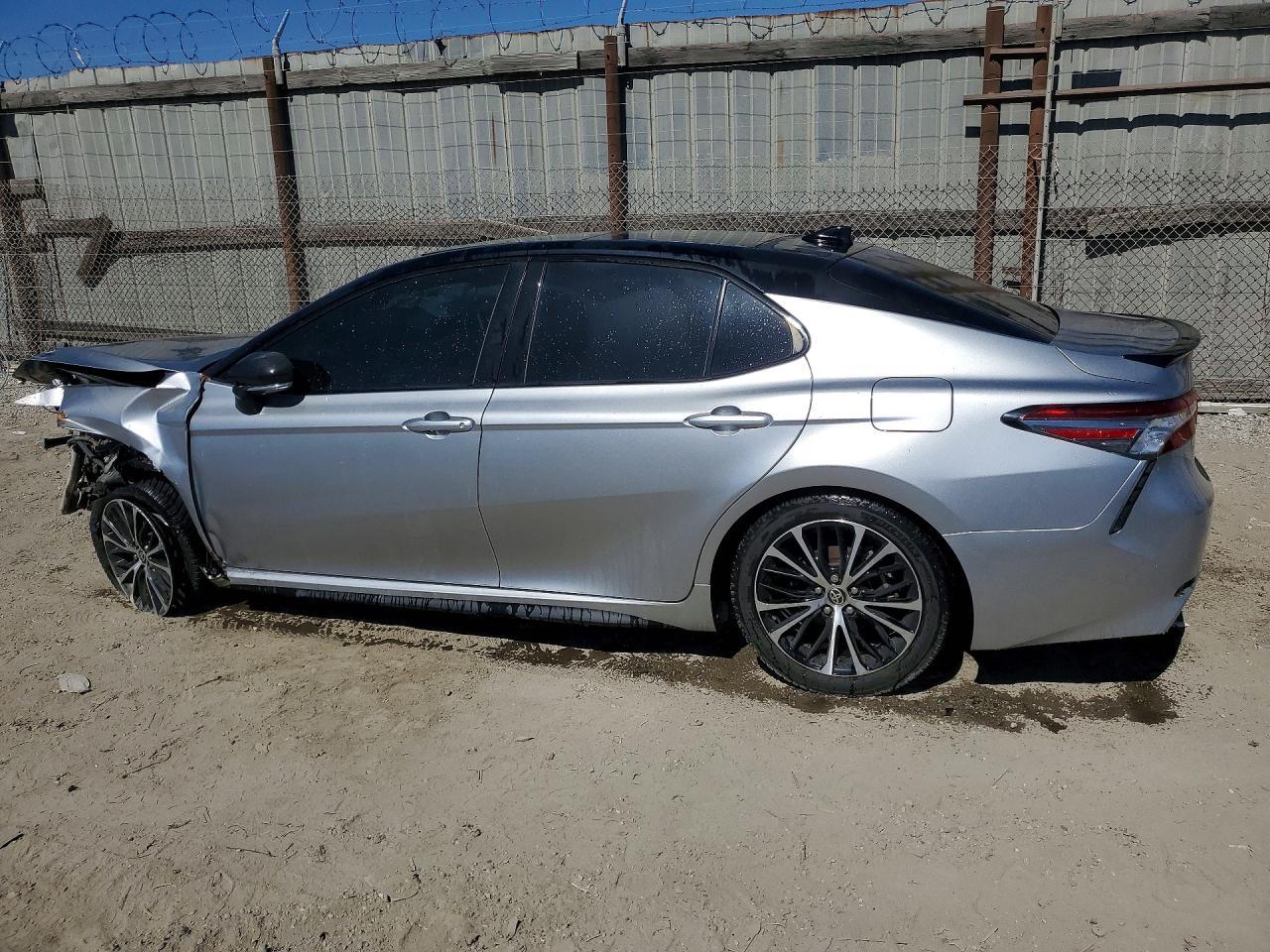 2019 Toyota Camry Xse - zdjęcie 2