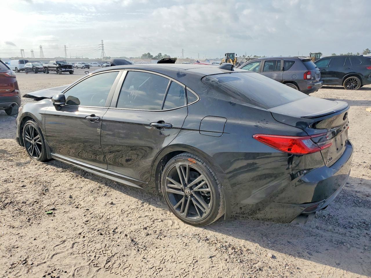 2025 Toyota Camry Xse - zdjęcie 2