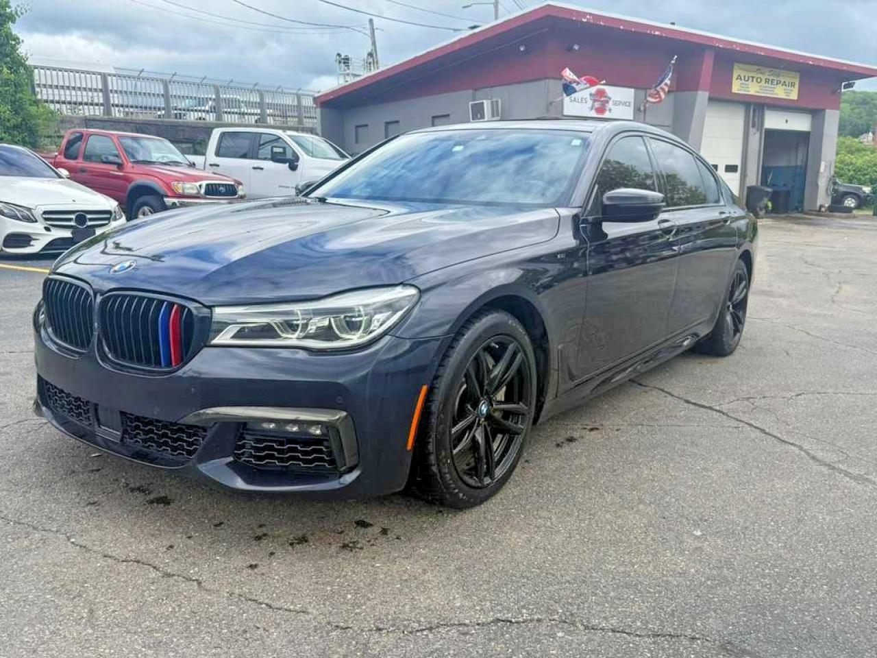 2018 BMW 750 Xi - zdjęcie główne