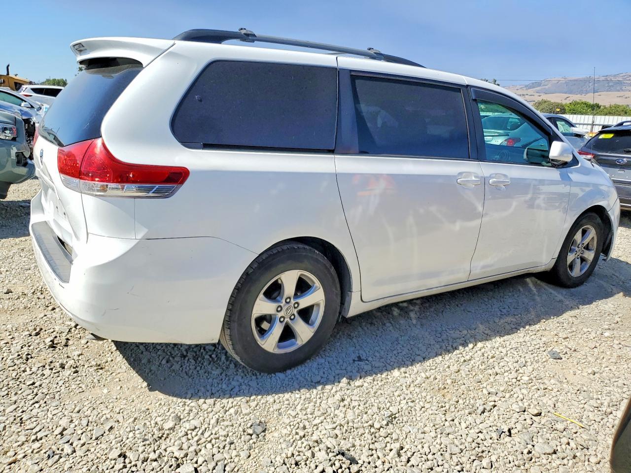 2013 Toyota Sienna Le - zdjęcie 3