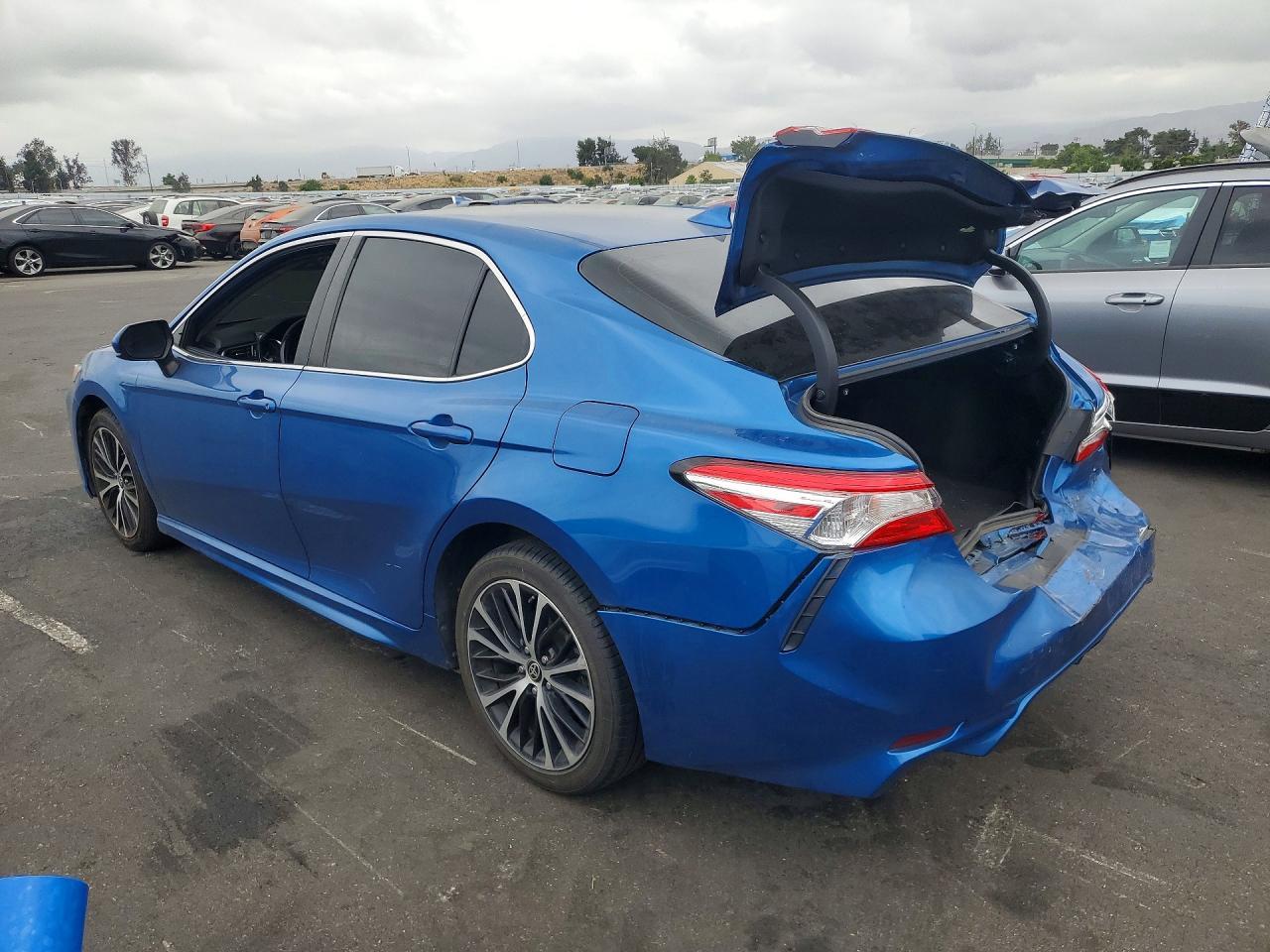 2020 Toyota Camry Se - zdjęcie 2
