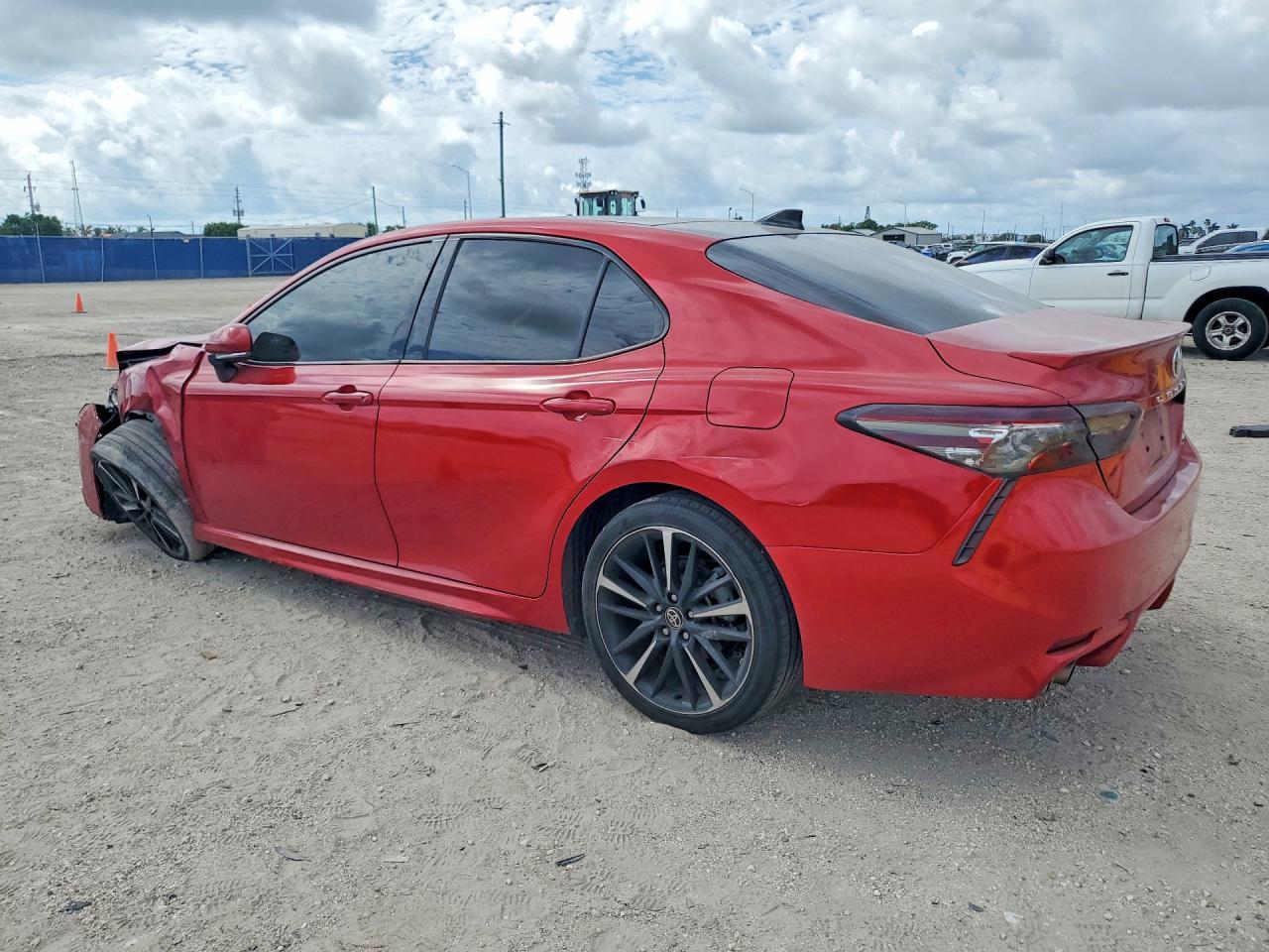2020 Toyota Camry Xse - zdjęcie 2