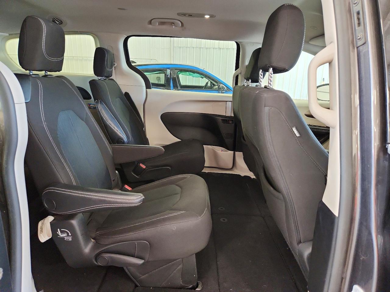 2022 Chrysler Voyager Lx - zdjęcie 11