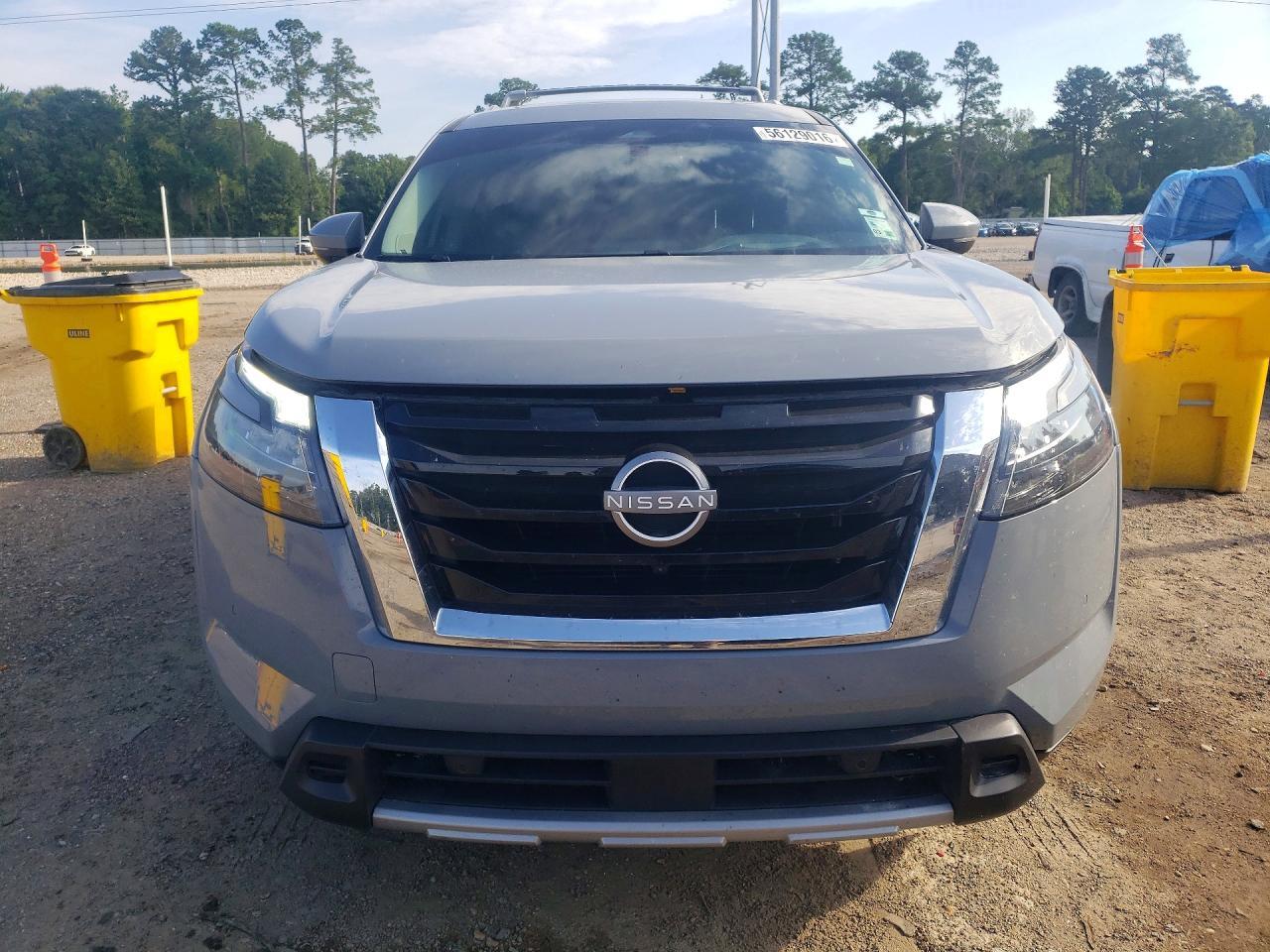 2025 Nissan Pathfinder Platinum - zdjęcie 5