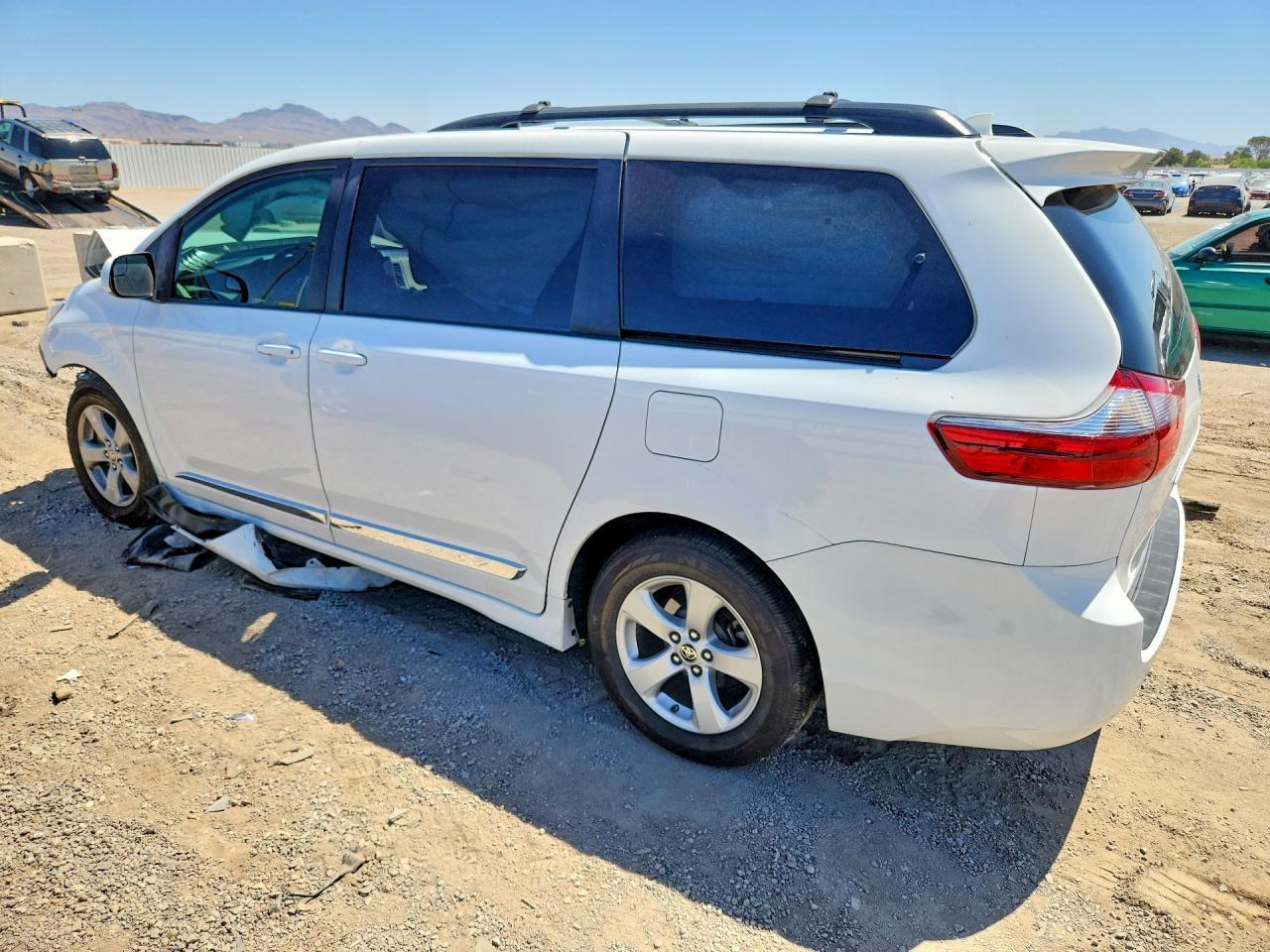 2020 Toyota Sienna Le - zdjęcie 2