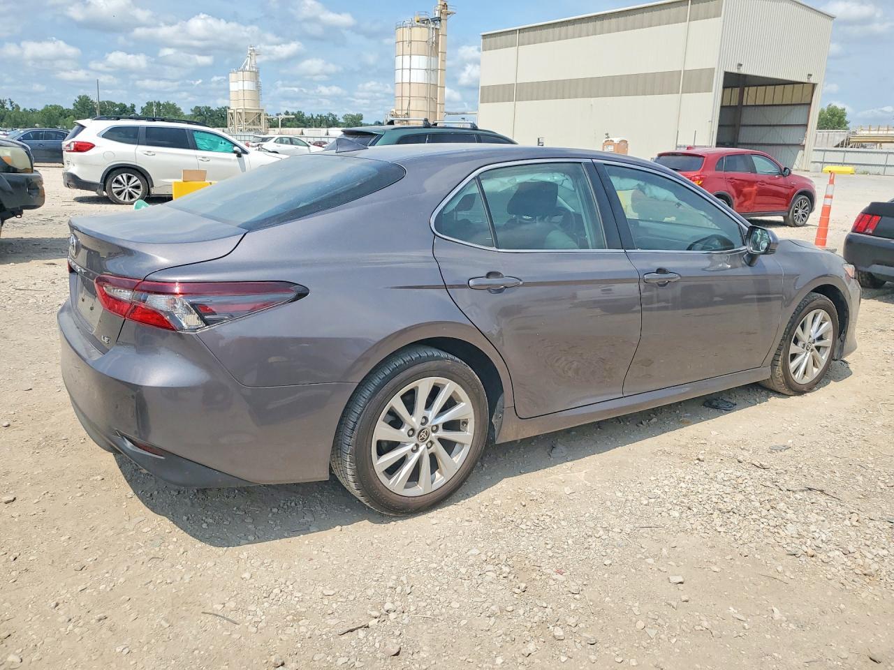 2023 Toyota Camry Le - zdjęcie 3