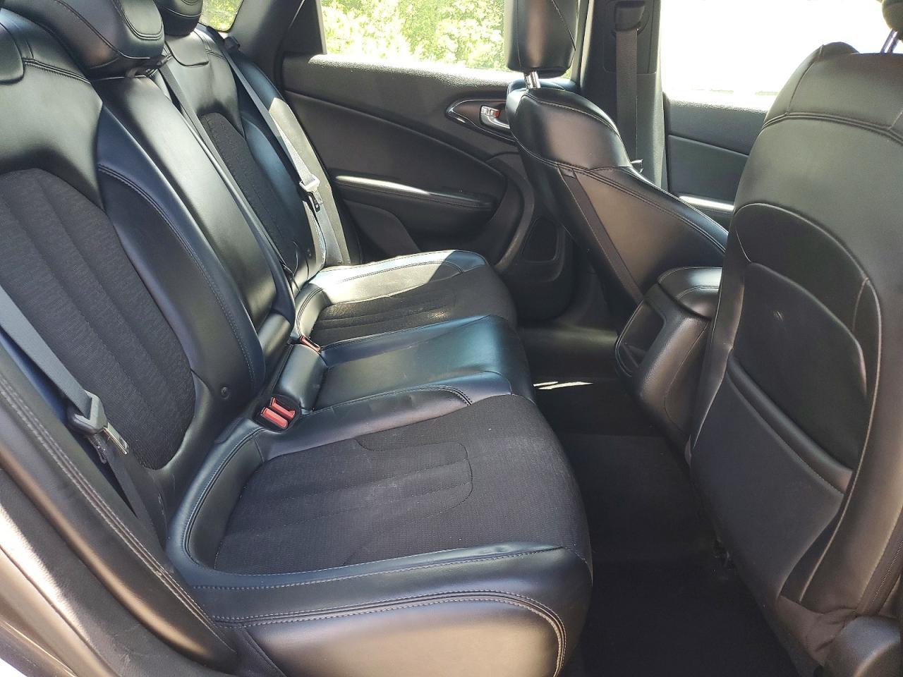 2015 Chrysler 200 S - zdjęcie 10