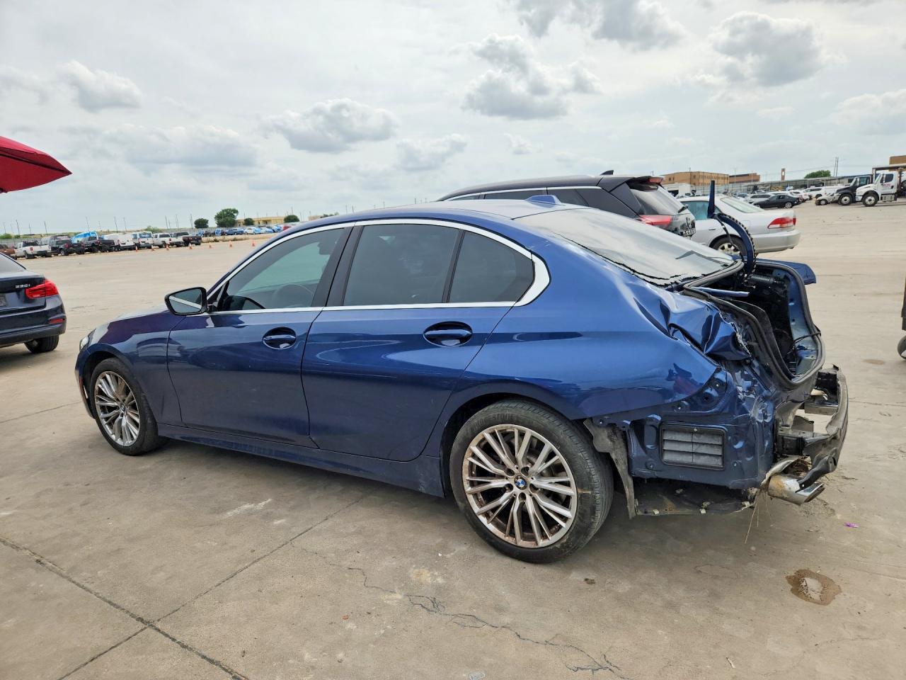 2024 BMW 330I - zdjęcie 2